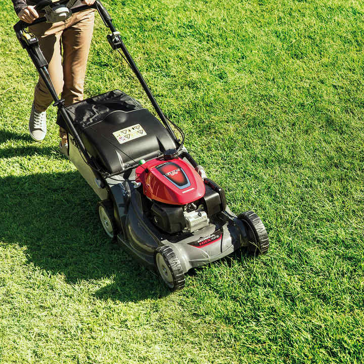 Tosaerba Honda HRX, inquadratura frontale di tre quarti in giardino.