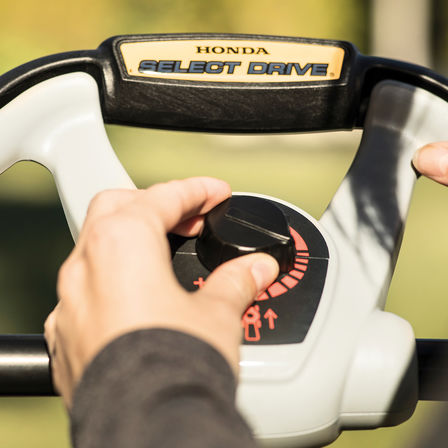 Primo piano del Select Drive tosaerba Honda HRX.