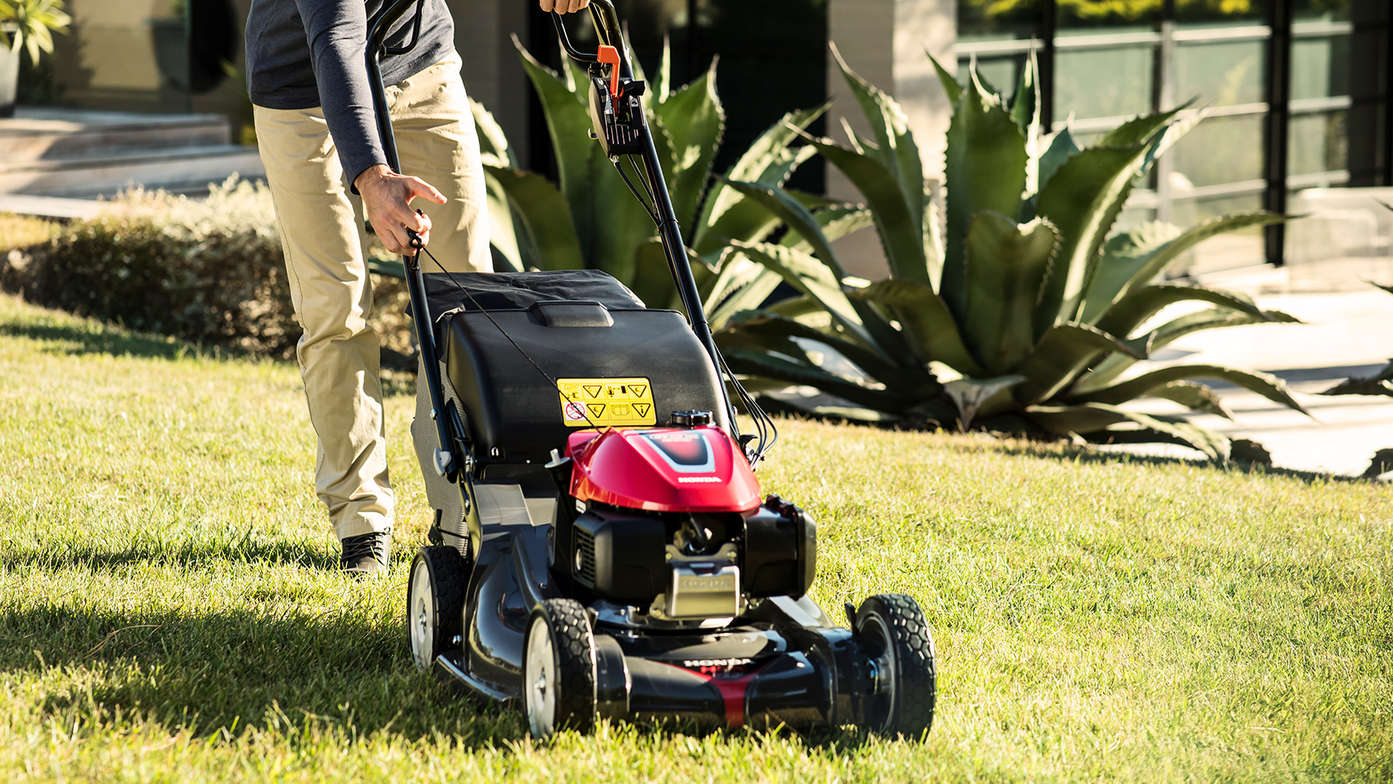 Tosaerba Honda HRX in giardino.