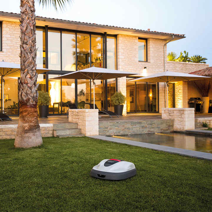 Miimo 310 al lavoro sul prato di un giardino.