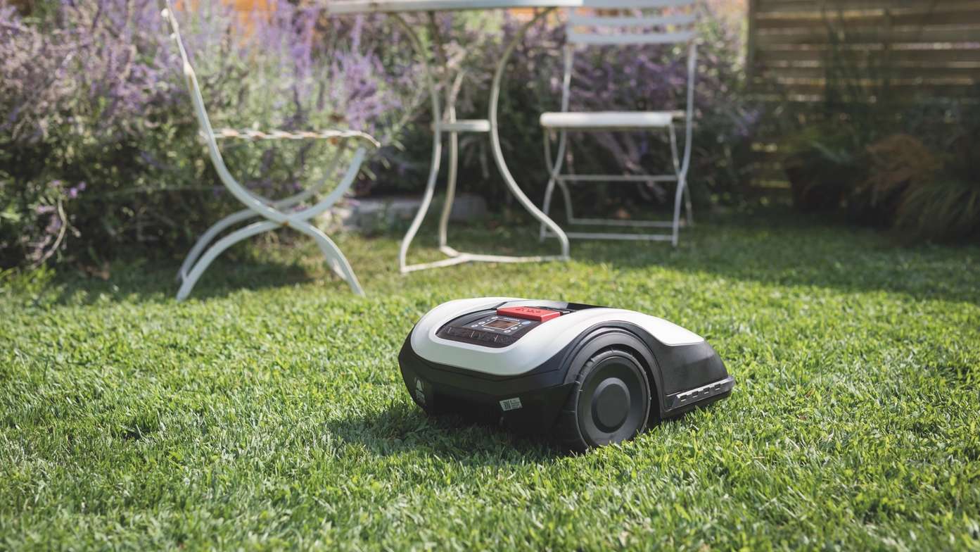 Vista posteriore di tre quarti di Honda Miimo posizionato in giardino con tavolo e sedie sullo sfondo.