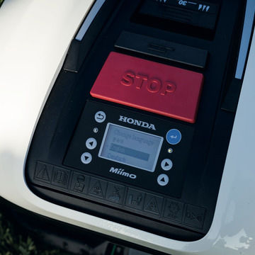 Primo piano del display e del pulsante di arresto di Honda Miimo.
