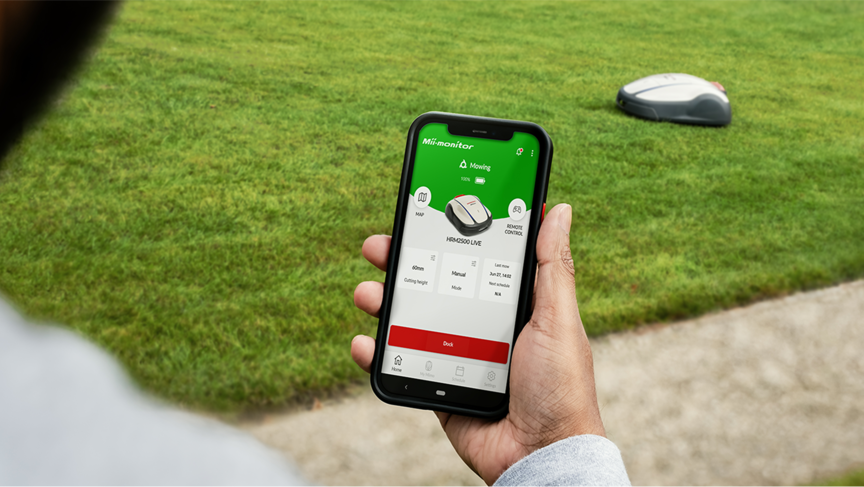 Persona che tiene in mano un telefono e guarda un'applicazione