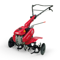 Inquadratura anteriore di tre quarti di una motozappa compatta.