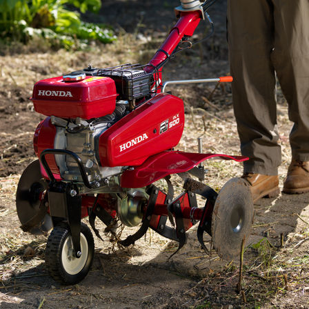 Dettaglio della ruota di trasferimento di una motozappa compatta, luogo di utilizzo: giardino.