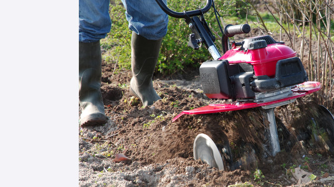Mini-motozappa, in uso, luogo di utilizzo: giardino.