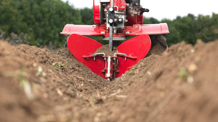 Primo piano di un assolcatore, luogo di utilizzo: giardino.