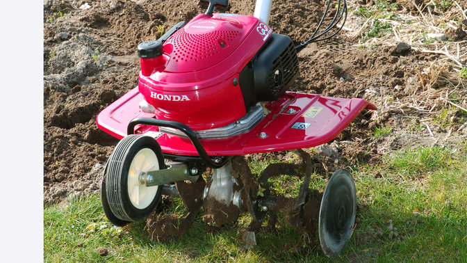 Primo piano di una mini-motozappa, luogo di utilizzo: giardino.