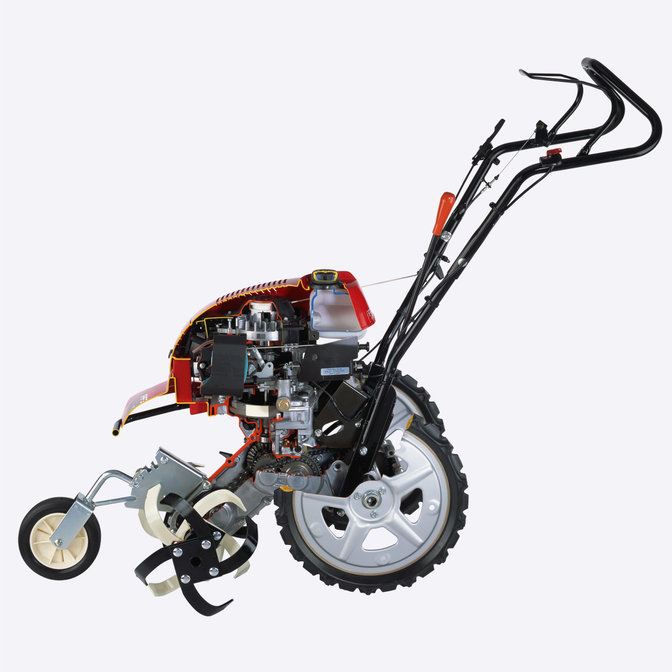 Inquadratura laterale della motozappa controrotante, che mostra l'interno del motore.