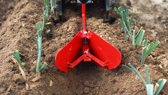 Primo piano di un assolcatore, luogo di utilizzo: giardino.