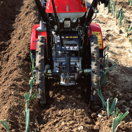 Primo piano di una motozappa controrotante, luogo di utilizzo: giardino.