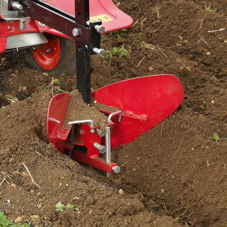 Primo piano di un assolcatore, luogo di utilizzo: giardino.