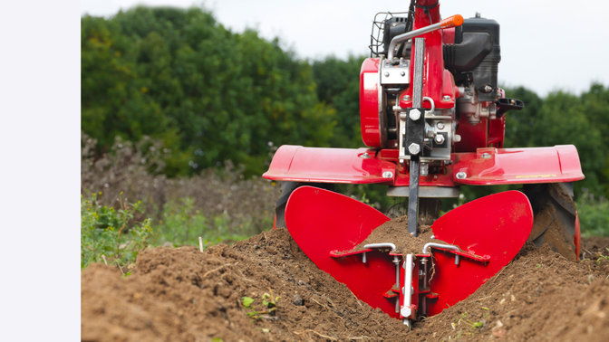 Primo piano di una motozappa versatile, luogo di utilizzo: giardino.