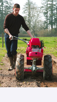 Motozappa versatile, utilizzata da un operatore, luogo di utilizzo: giardino.