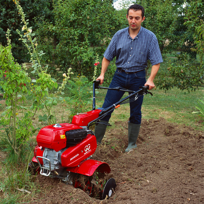 Motozappa versatile, utilizzata da un operatore, luogo di utilizzo: giardino.