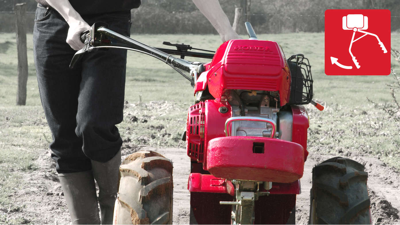 Motozappa versatile, con dettaglio dell'impugnatura orientabile, luogo di utilizzo: giardino.