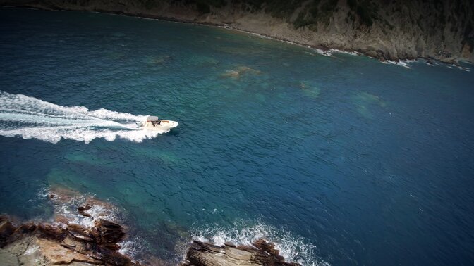 Vista aerea della barca che naviga in mare.