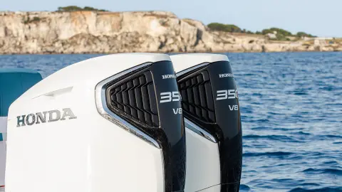 Primo piano del BF350 sulla barca in una località di mare.