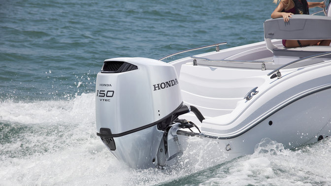 Barca con motore Honda, utilizzata da modelli, località costiera.