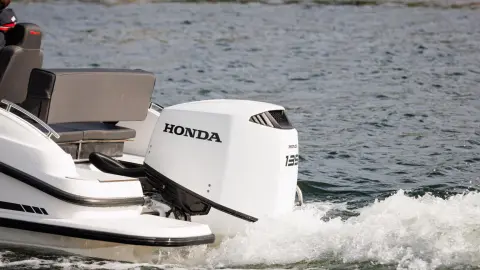 Coppia in barca con motori Honda BF135.
