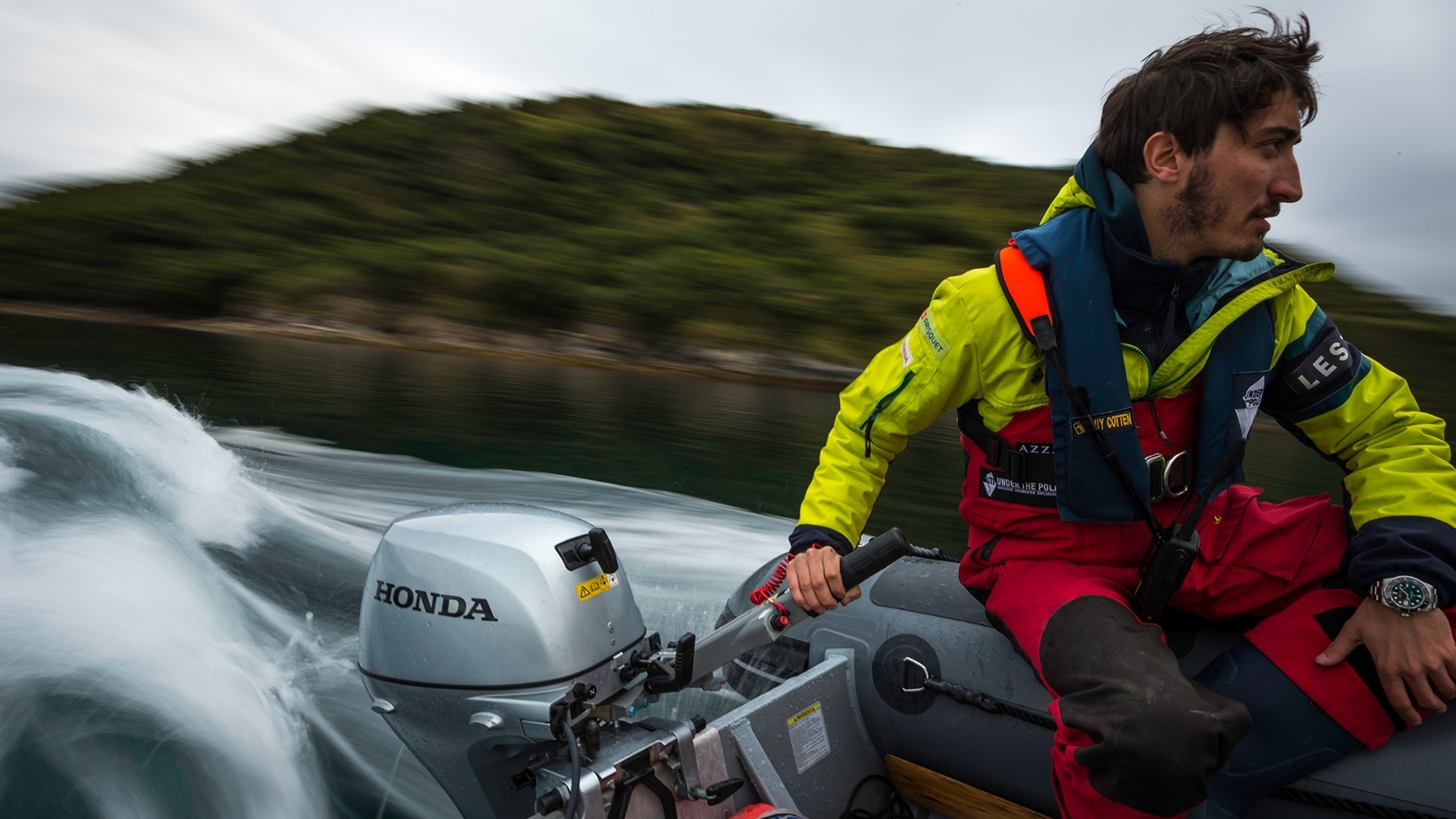 Uomini su ungommone Honwave con motore Honda BF.