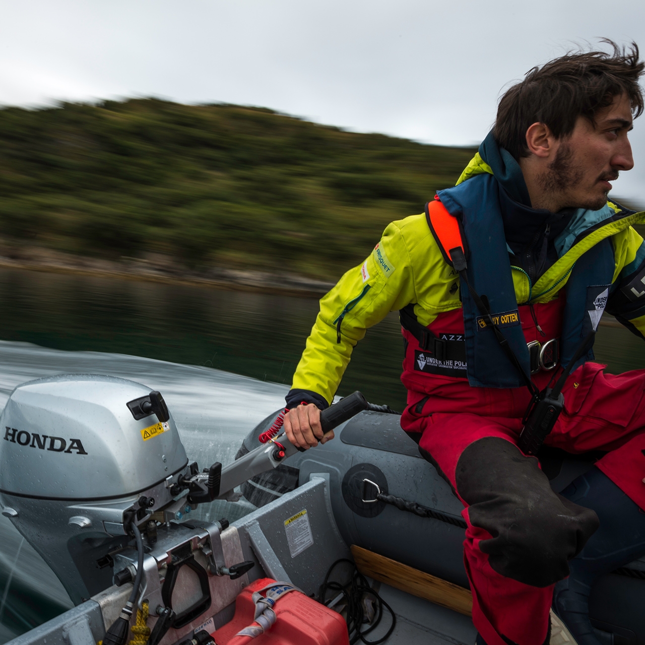 Uomini su ungommone Honwave con motore Honda BF.