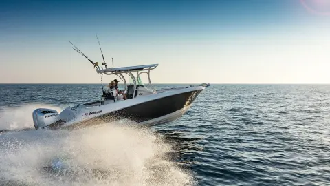 Coppia su una barca con motore Honda in acqua.