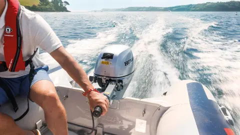 Primo piano del motore Honda BF utilizzato sul lago,