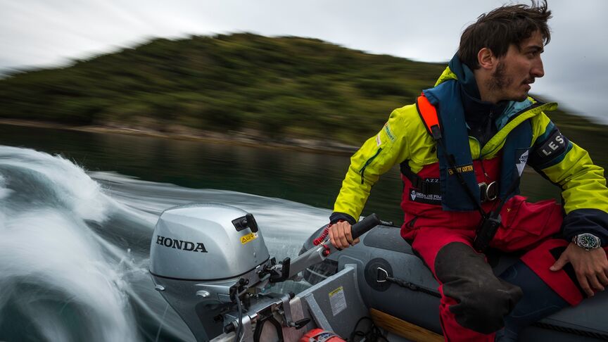 Uomo su una gommone Honwave con motore Honda BF. 