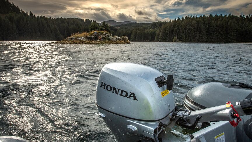 Uomo su una gommone Honwave con motore Honda BF. 