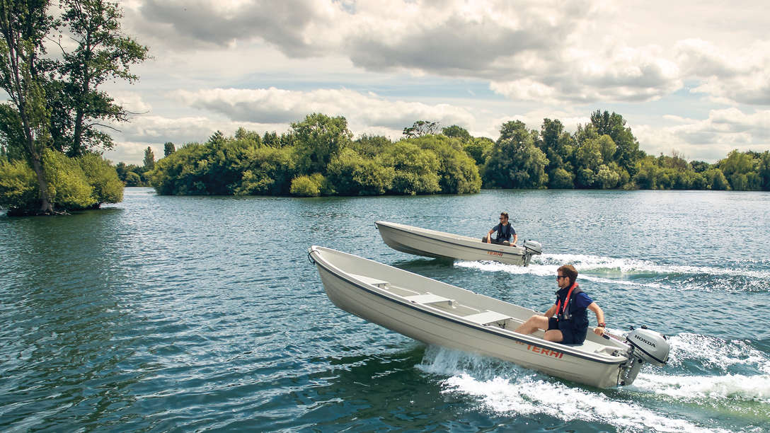 Due imbarcazioni solcano le acque di un lago