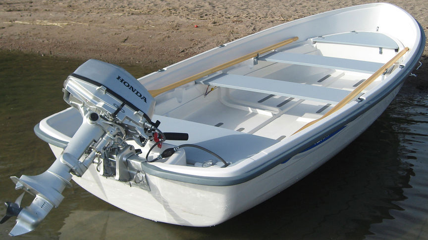 Barca sulla sabbia con motore Honda installato.