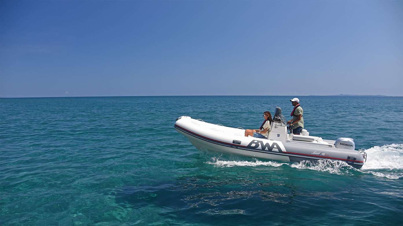 Coppia a bordo di un gommone veloce dotato di motore fuoribordo Honda BF50