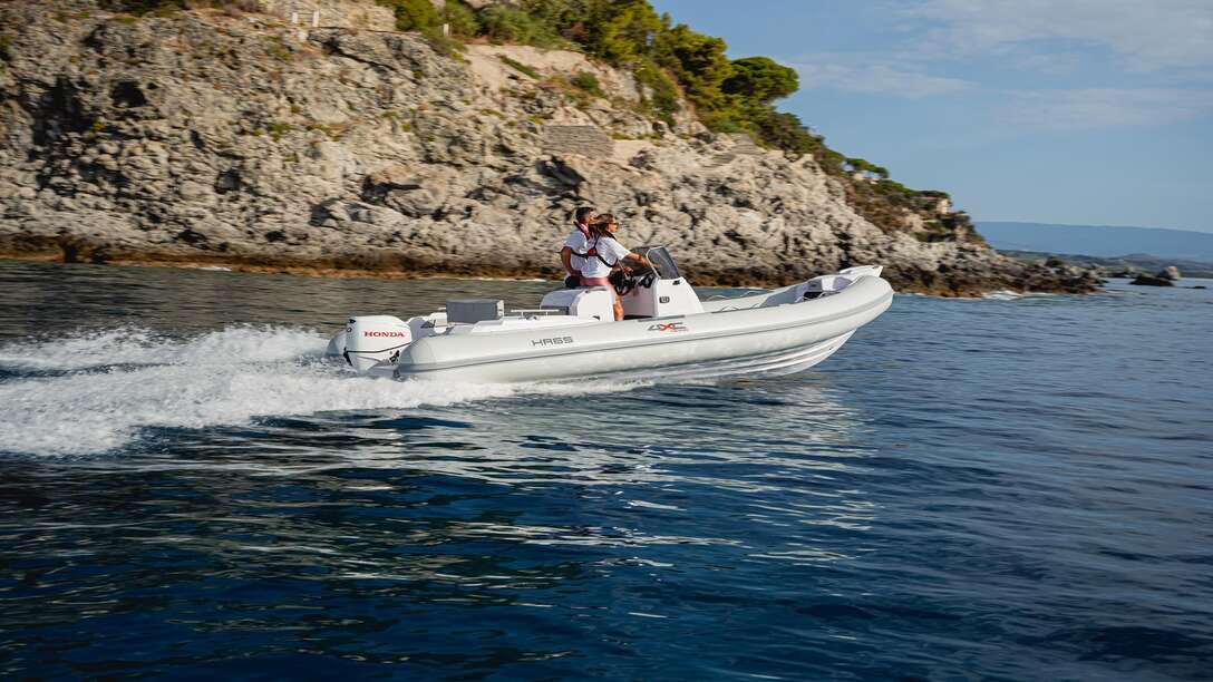 Coppia su una barca con motore BF40 a velocità sostenuta su un lago