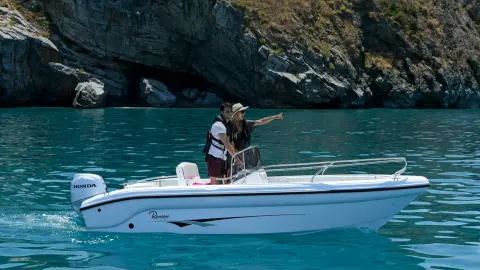 Coppia su una barca con motore Honda BF in acqua.