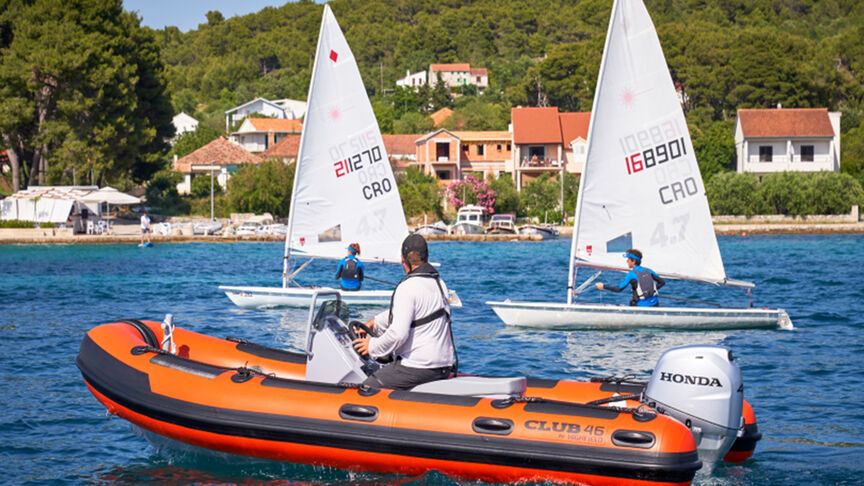 Uomo su una barca con motore B40 in zona costiera. 