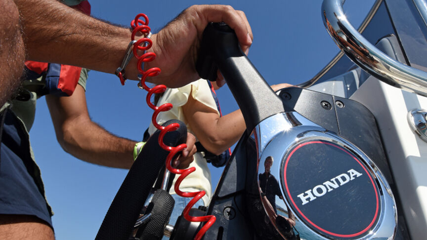 Uomo su una barca con motore B40 in zona costiera. 
