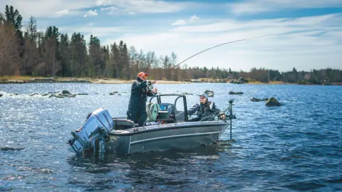 Due uomini che pescano su una barca con due motori Honda BF60 in ambiente acquatico.