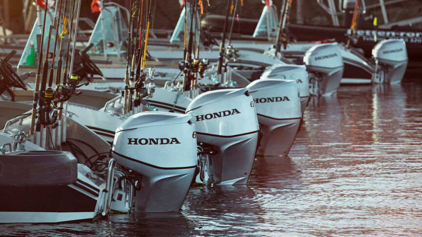 Imbarcazioni equipaggiate con vari modelli del motore Honda BF60 in acqua 