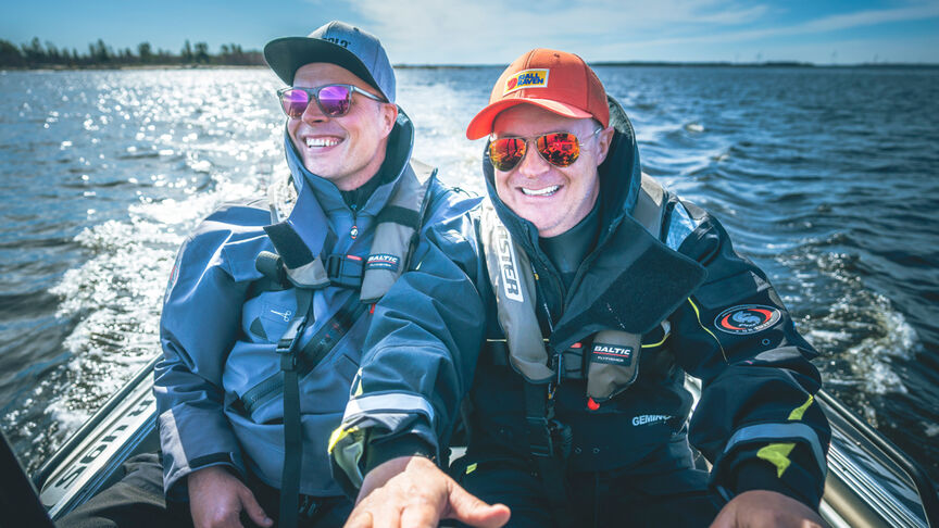 Imbarcazioni equipaggiate con vari modelli del motore Honda BF60 in acqua 