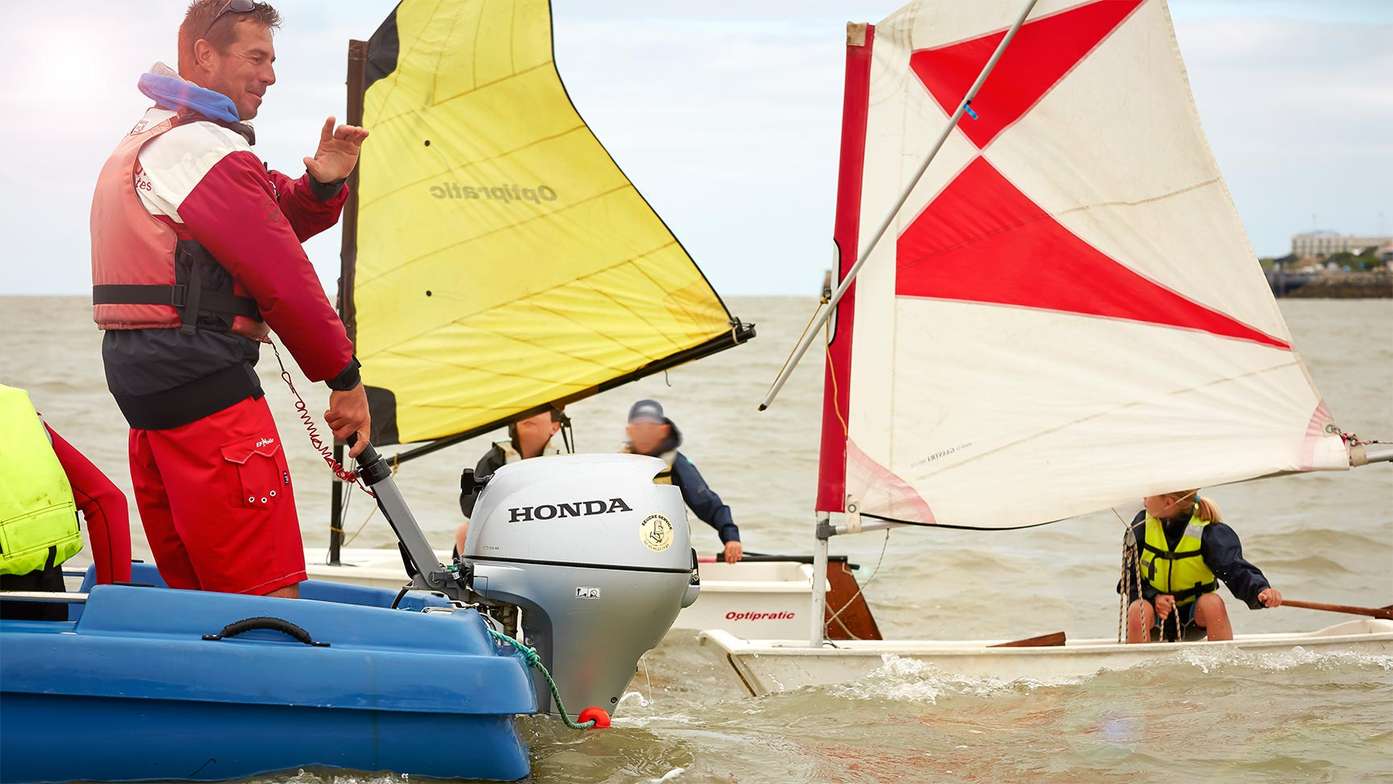 Gruppo di barche a vele che utilizzano un motore fuoribordo Honda