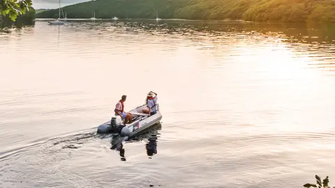 Coppia su una barca nel lago con un motore Honda BF8-10.
