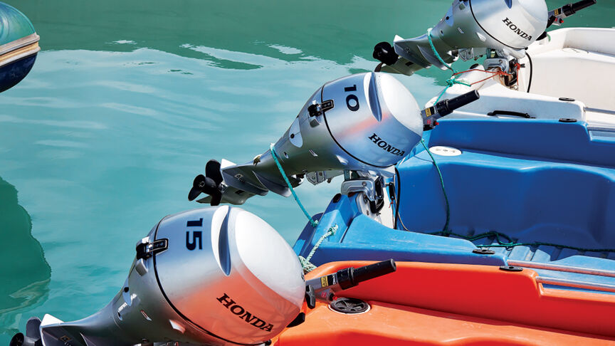 Modelli in mare che mostrano il motore BF10.