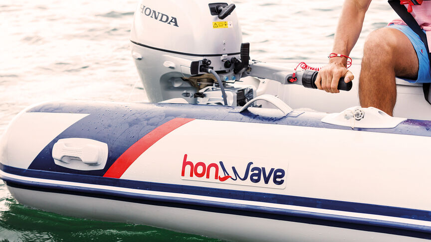 Modelli in mare che mostrano il motore BF10.