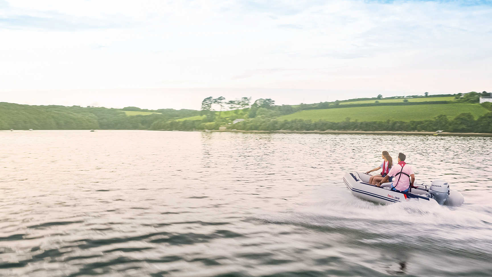 Coppia su barca Honwave in riva al lago che utilizza il motore Honda BF. 