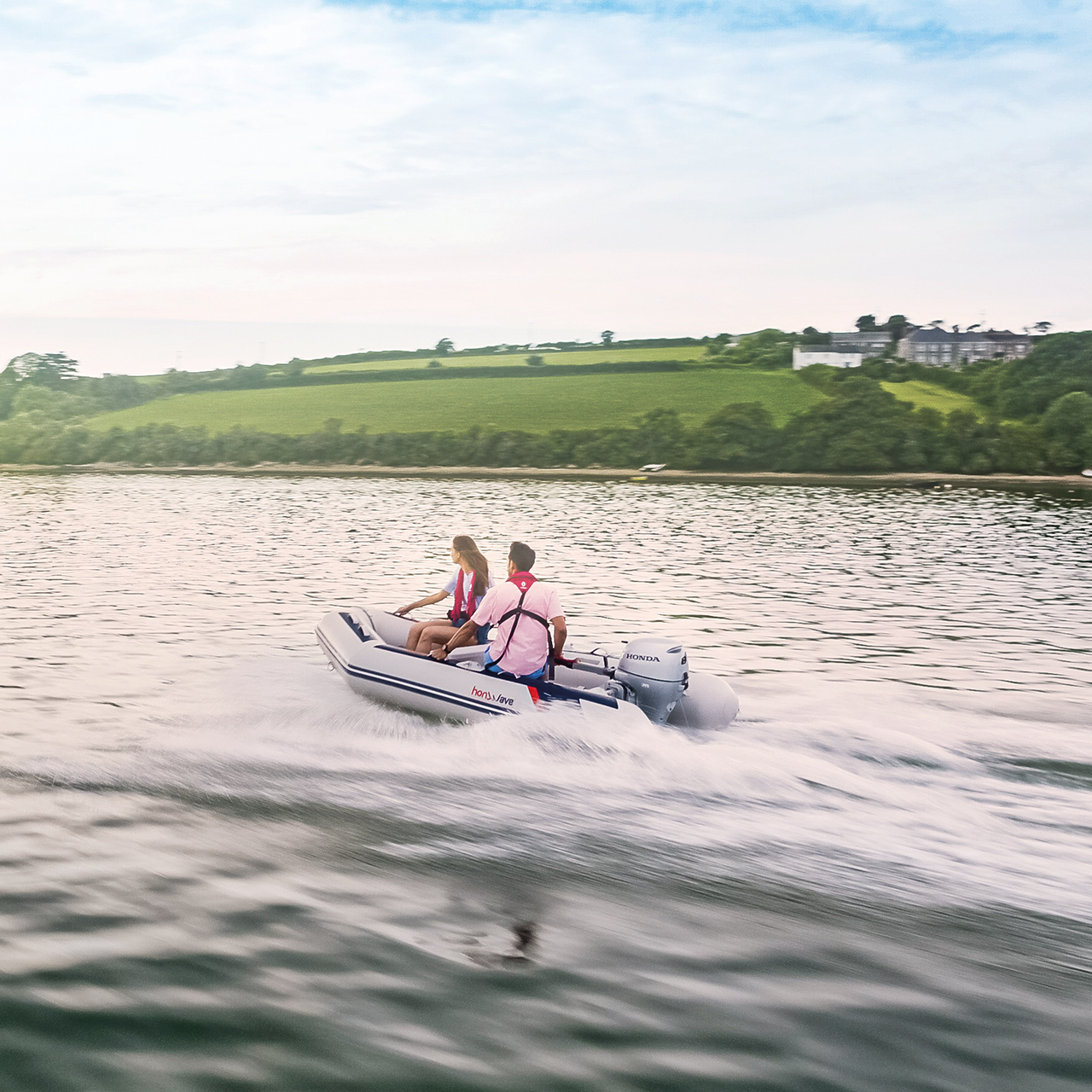 Coppia su barca Honwave in un lago che utilizza il motore Honda BF. 