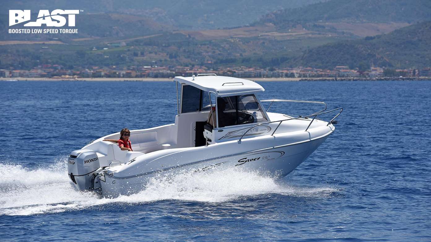 Motoscafo in accelerazione su un lago