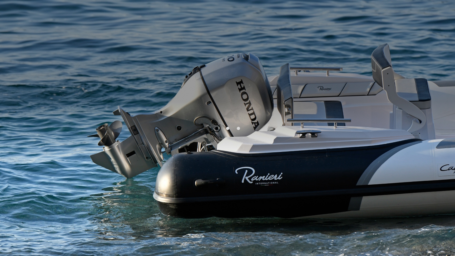Primo piano del motore Honda BF80-100 nella parte posteriore dell'imbarcazione in mare.