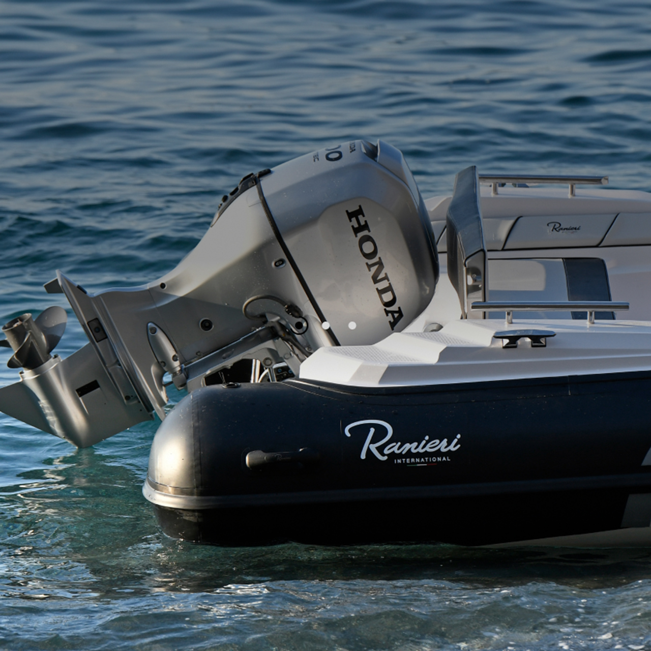 Primo piano del motore Honda BF80-100 nella parte posteriore dell'imbarcazione in mare.