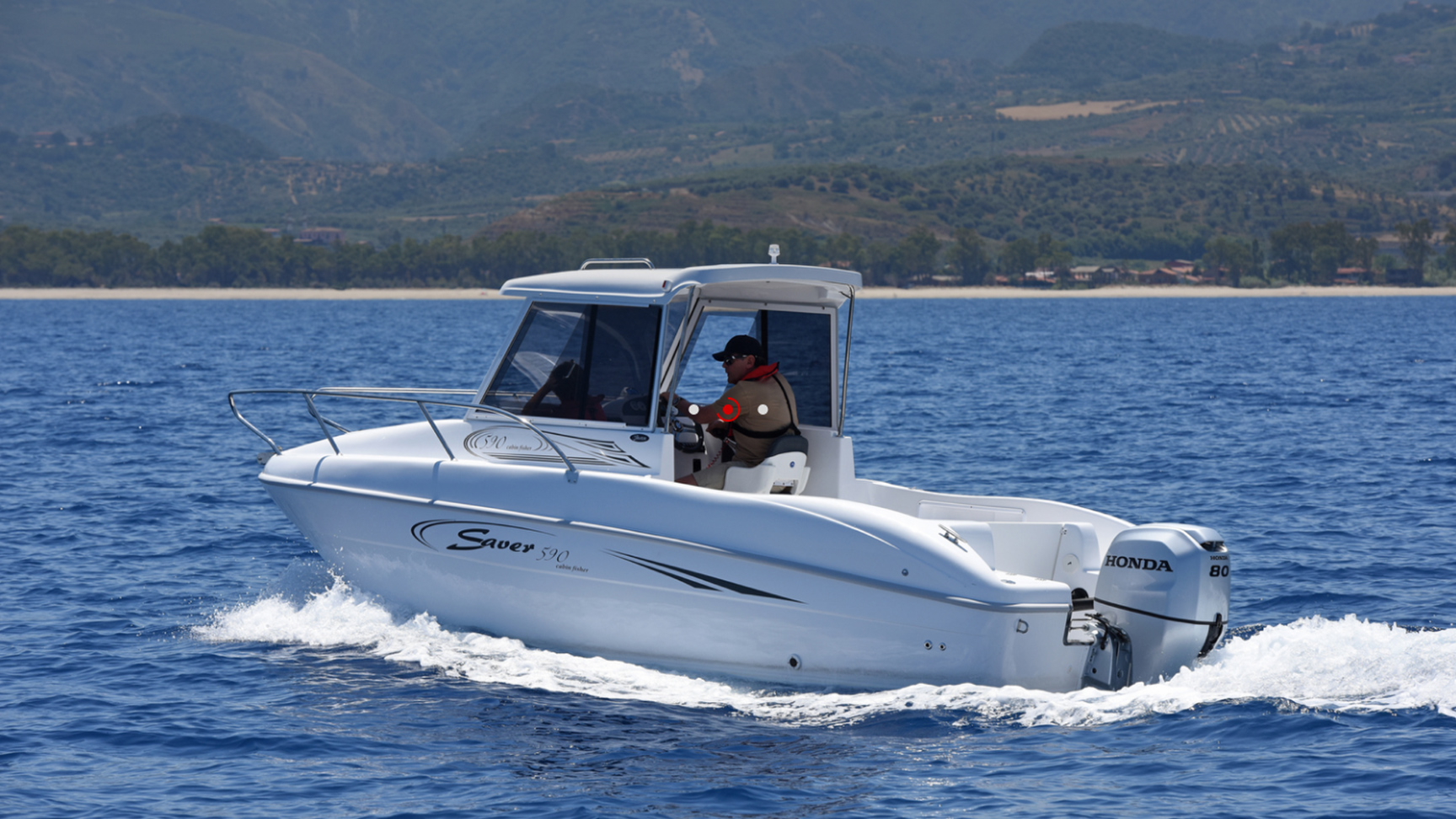 Modello alla guida di un'imbarcazione con motore BF80-100 in mare.
